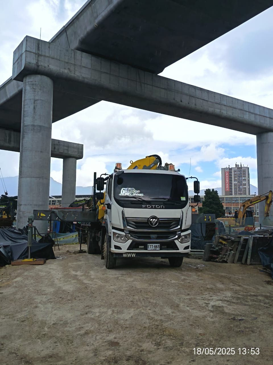 camiones gruas en el metro de bogota construcción del metro de bogota